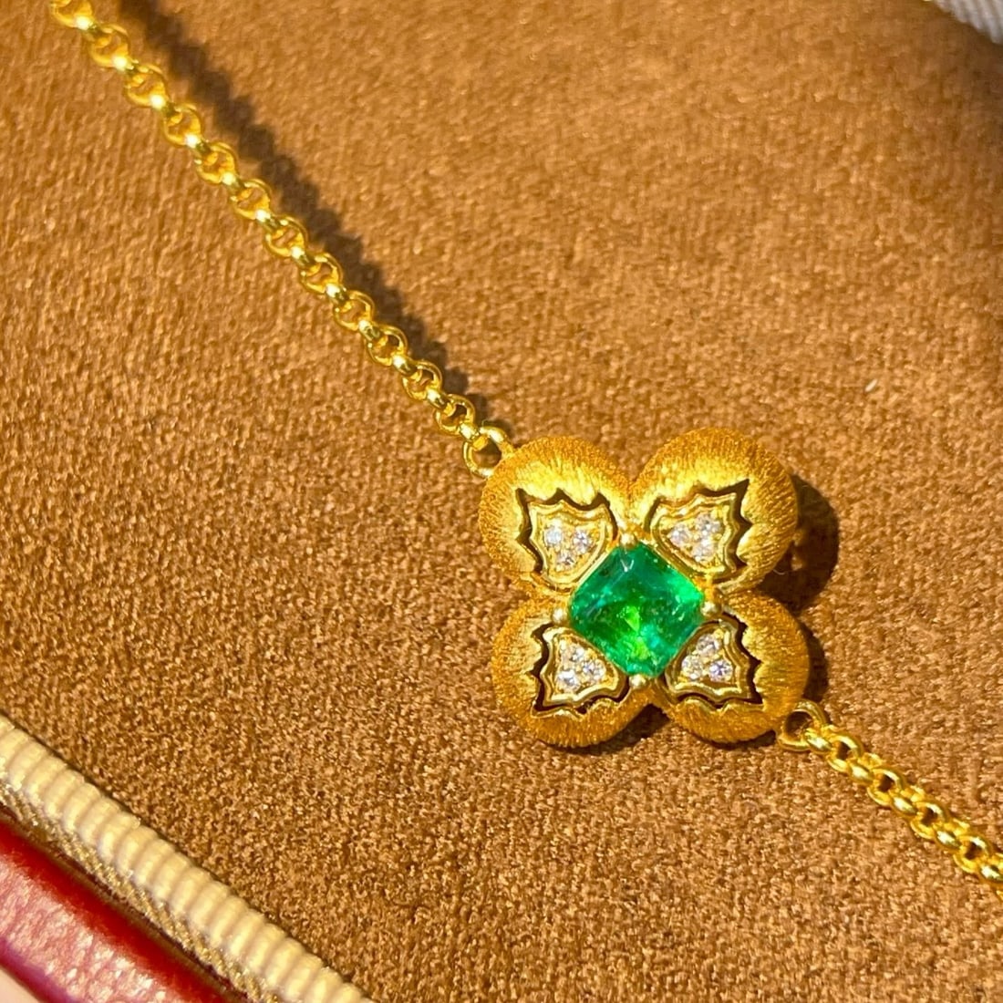 14k Gold 0.38 Ctw Vivid Green Natural Emerald & Diamond Bracelet - 2