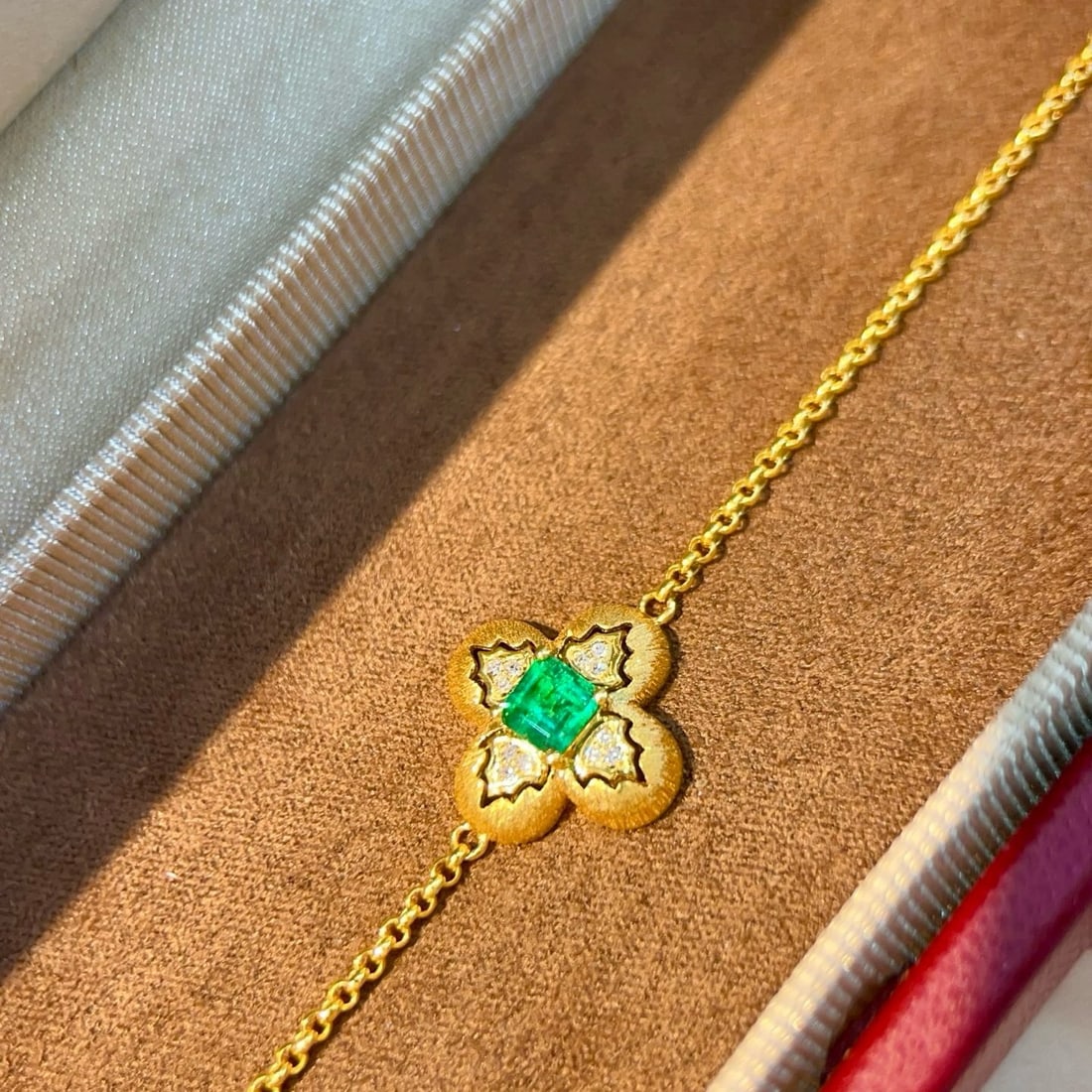 14k Gold 0.38 Ctw Vivid Green Natural Emerald & Diamond Bracelet - 3