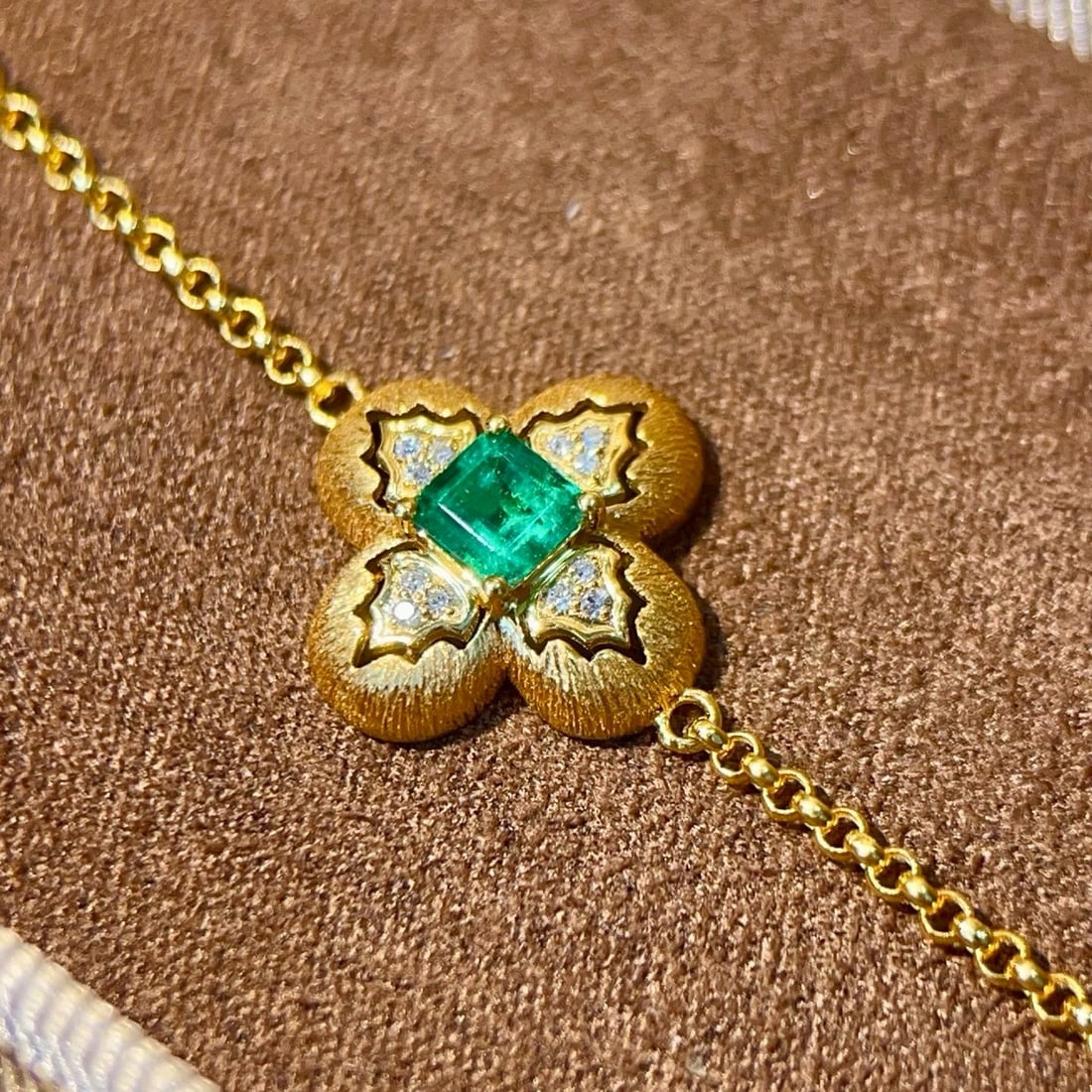 14k Gold 0.38 Ctw Vivid Green Natural Emerald & Diamond Bracelet - 4