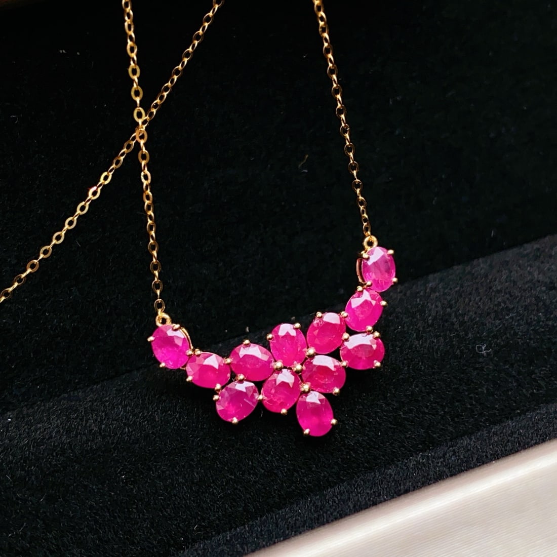 14k Gold 4.50 Ct Natural Ruby Necklace: Ref:231176053gold // content:14k // goldmain // gemstone:rubyshape:ovalcarat // weight:4. 50ct // color:redtreatment:natural Condition: New Low Estimate: 4400.00 High Estimate: 6600.00