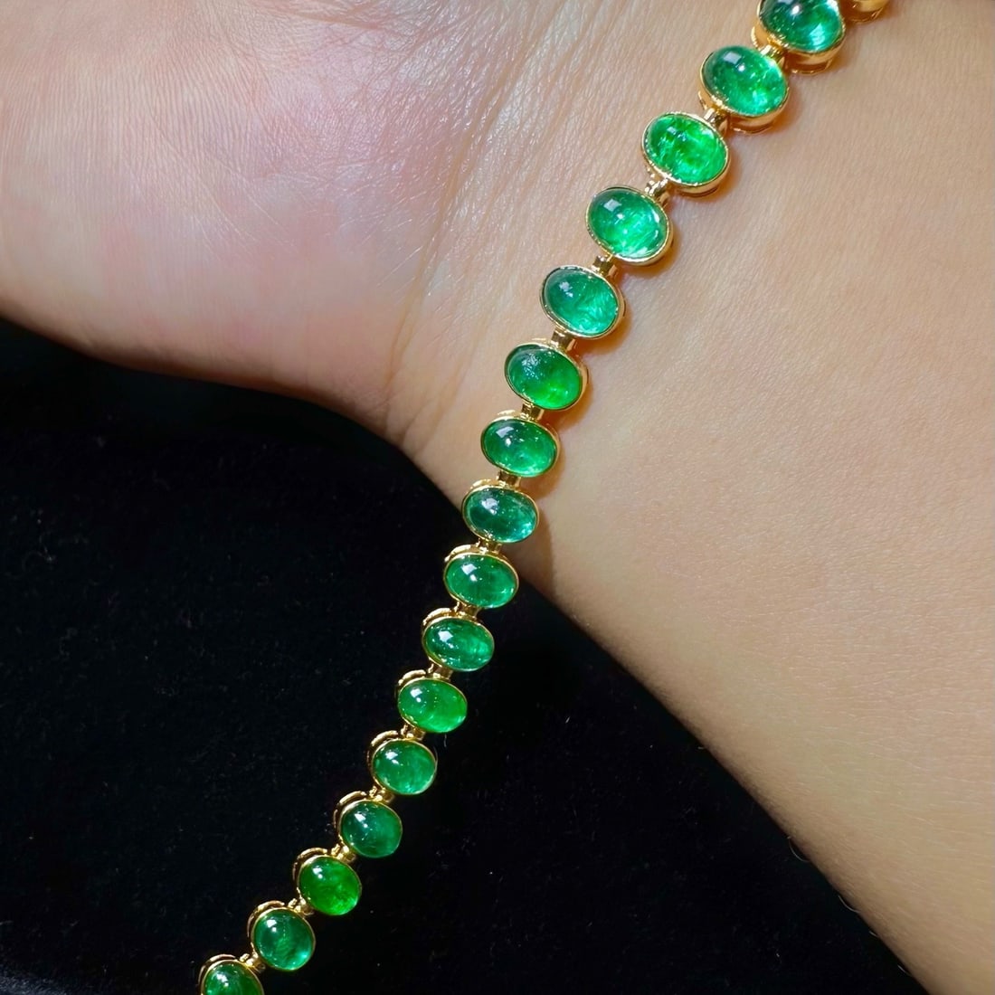14k Gold 11.05 Ct Vivid Green Natural Emerald Bracelet - 2