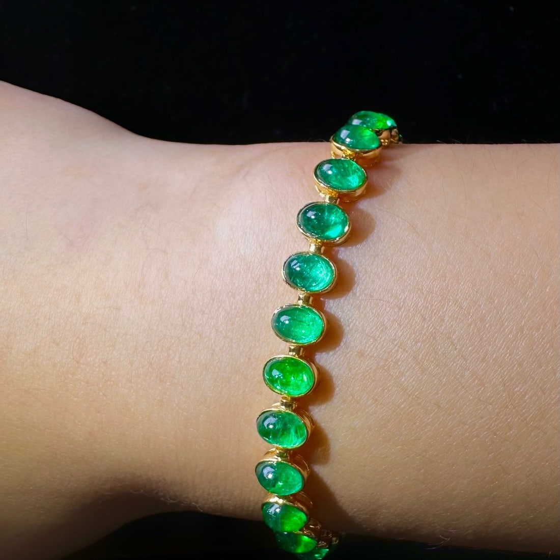 14k Gold 11.05 Ct Vivid Green Natural Emerald Bracelet - 4