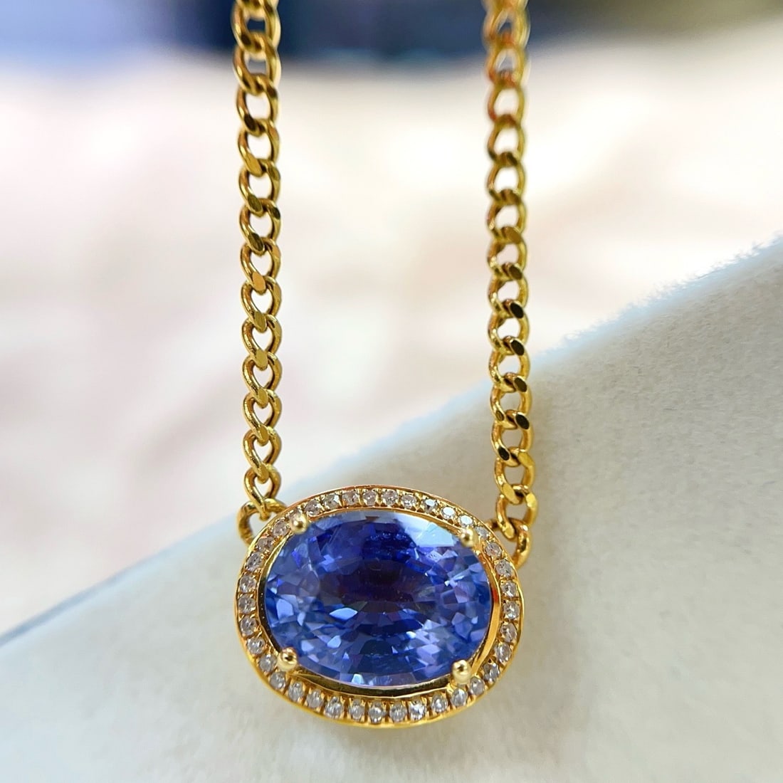 14k Gold 2.32 Ct Natural Sapphire & Diamond Necklace: Ref:231176072gold // content:14k // goldmain // gemstone:sapphireshape:ovalcarat // weight:2. 32ct // color:bluetreatment:naturaladjacent // gemstone // 2 // : // diamondnumber // of // stones:36shape