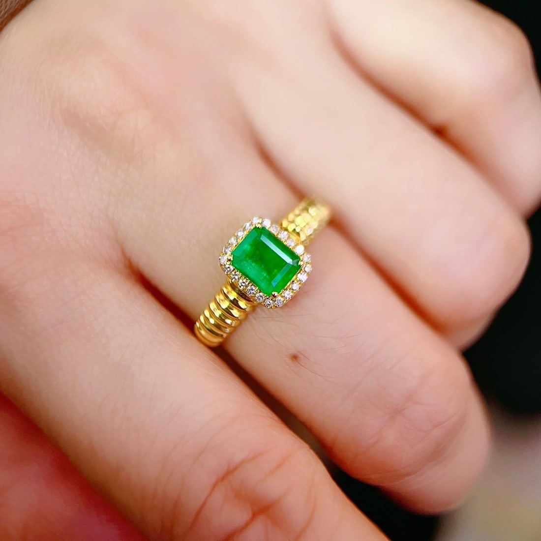 14k Gold 0.9 Ct Natural Emerald & Diamond Ring - 6