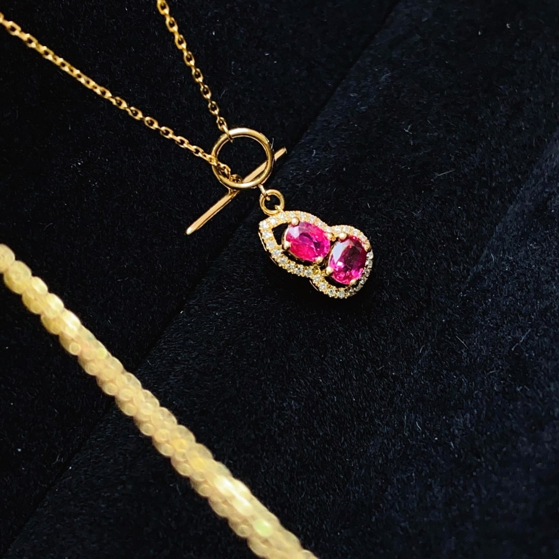 14k Gold 0.88 Ct Natural Ruby & Diamond Necklace: Ref:231176133gold // content:14k // goldmain // gemstone:rubyshape:ovalcarat // weight:0. 88ct // color:redtreatment:naturaladjacent // gemstone // 2 // : // diamondnumber // of // stones:30shape:roun