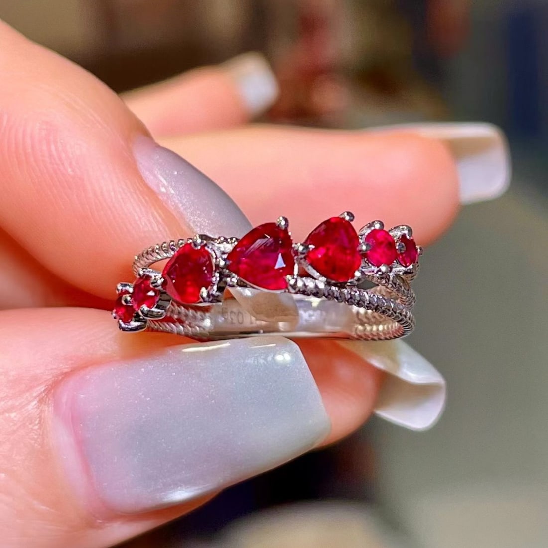 14k Gold 1.03 Ct Vivid Red Natural Ruby Ring: Ref:231176209gold // content:14k // goldring // size:7. 25usmain // gemstone:rubyshape:multiplecarat // weight:1. 03ct // color:vivid // redtreatment:natural Condition: New Low Estimate: 2900.00 High
