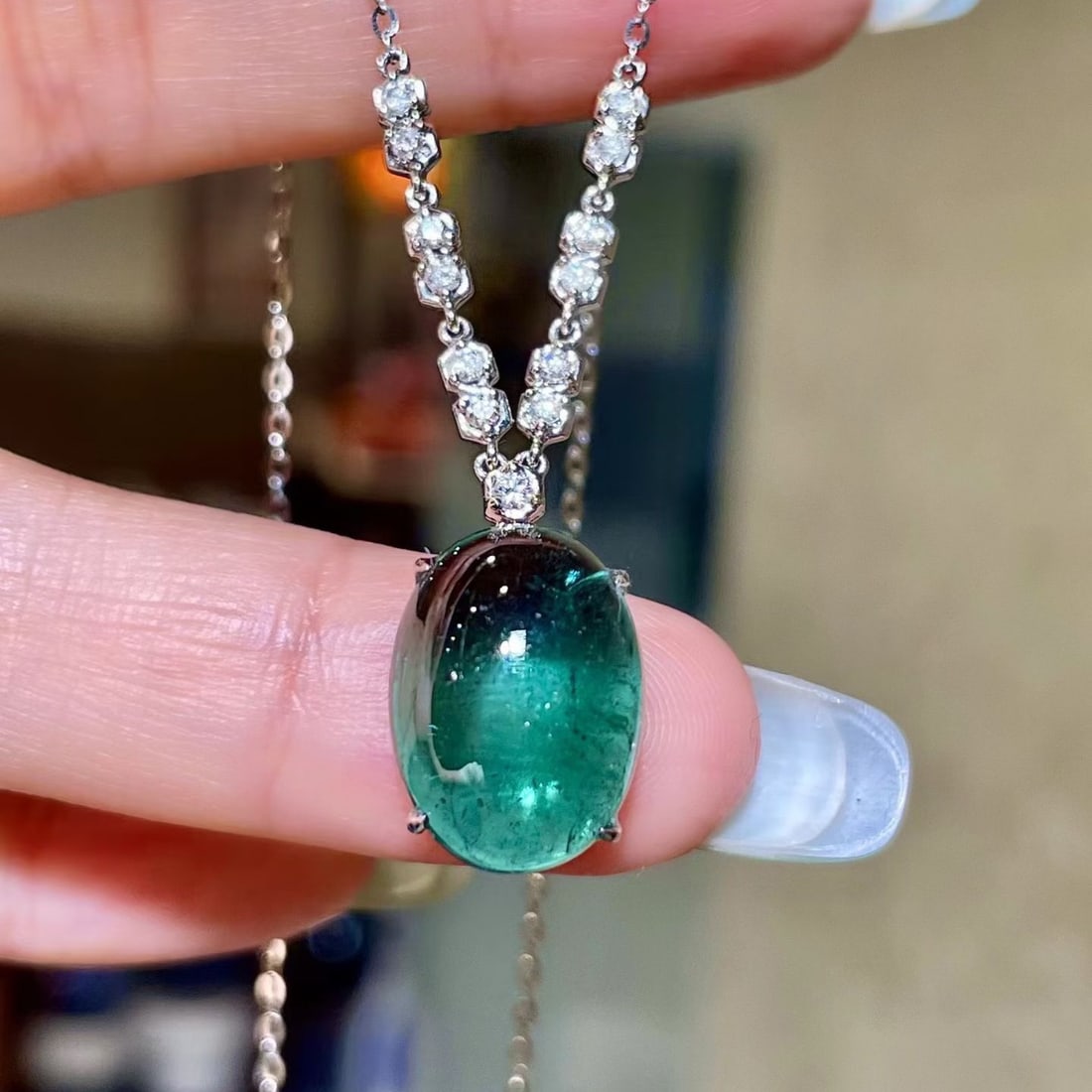 14k Gold 11.53 Ctw Natural Tourmaline & Diamond Necklace: Ref:231176210gold // content:14k // goldmain // gemstone:tourmalineshape:ovalcarat // weight:11. 33ct // color:greentreatment:naturaladjacent // gemstone // 2 // : // diamondshape:roundcarat // weight