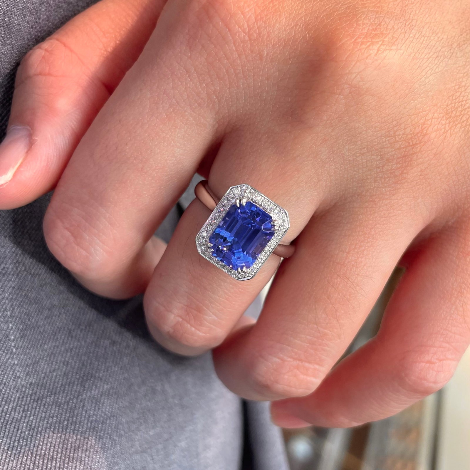 14k Gold 4.56 Ctw Natural Tanzanite & Diamond Ring - 5
