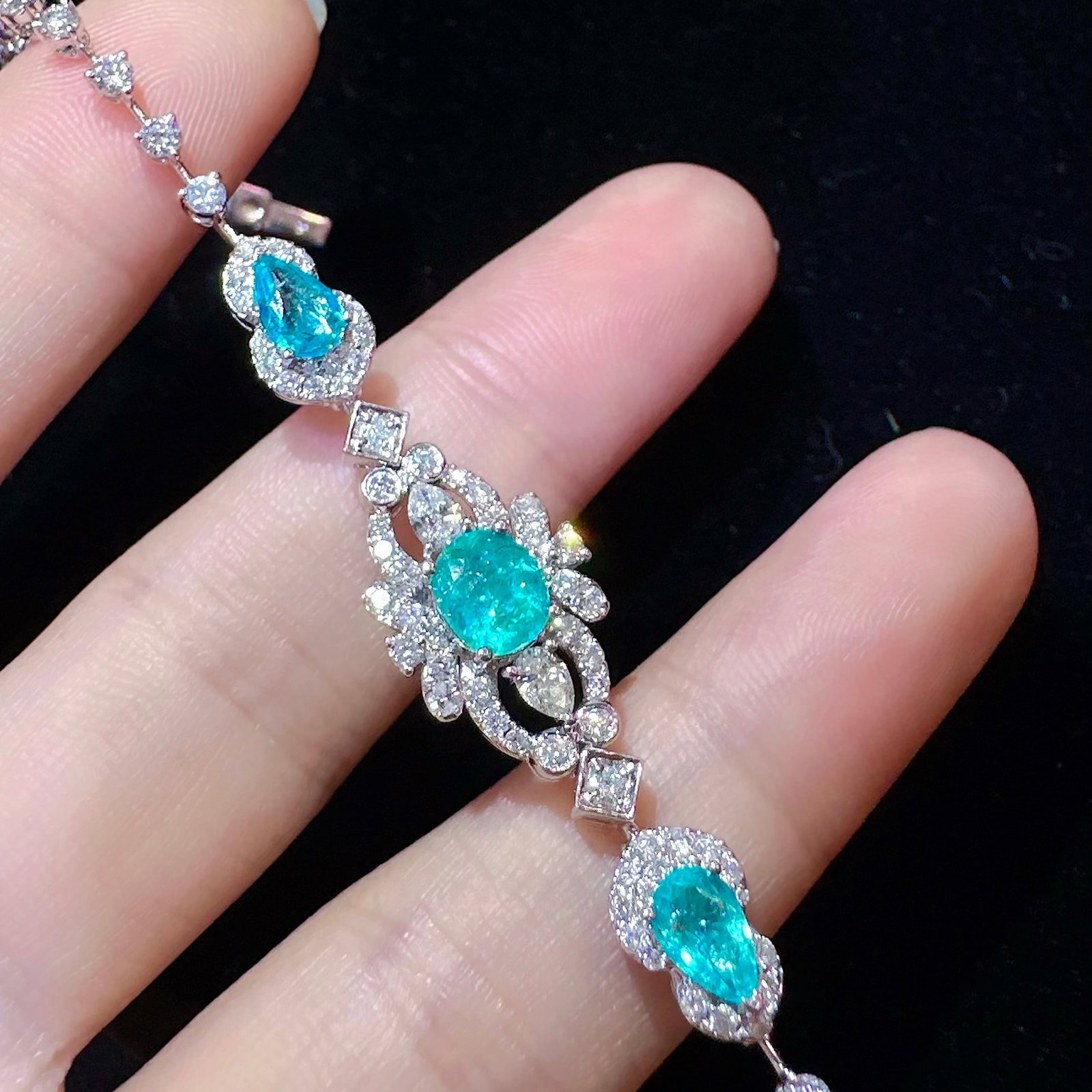 14k Gold 3.68 Ctw Natural Paraiba Tourmaline & Diamond Bracelet: Ref:231176234gold // content:14k // goldmain // gemstone:paraiba // tourmalineshape:multiplecarat // weight:1. 53ct // color:bluetreatment:naturaladjacent // gemstone // 2 // : // diamondshape:multipl