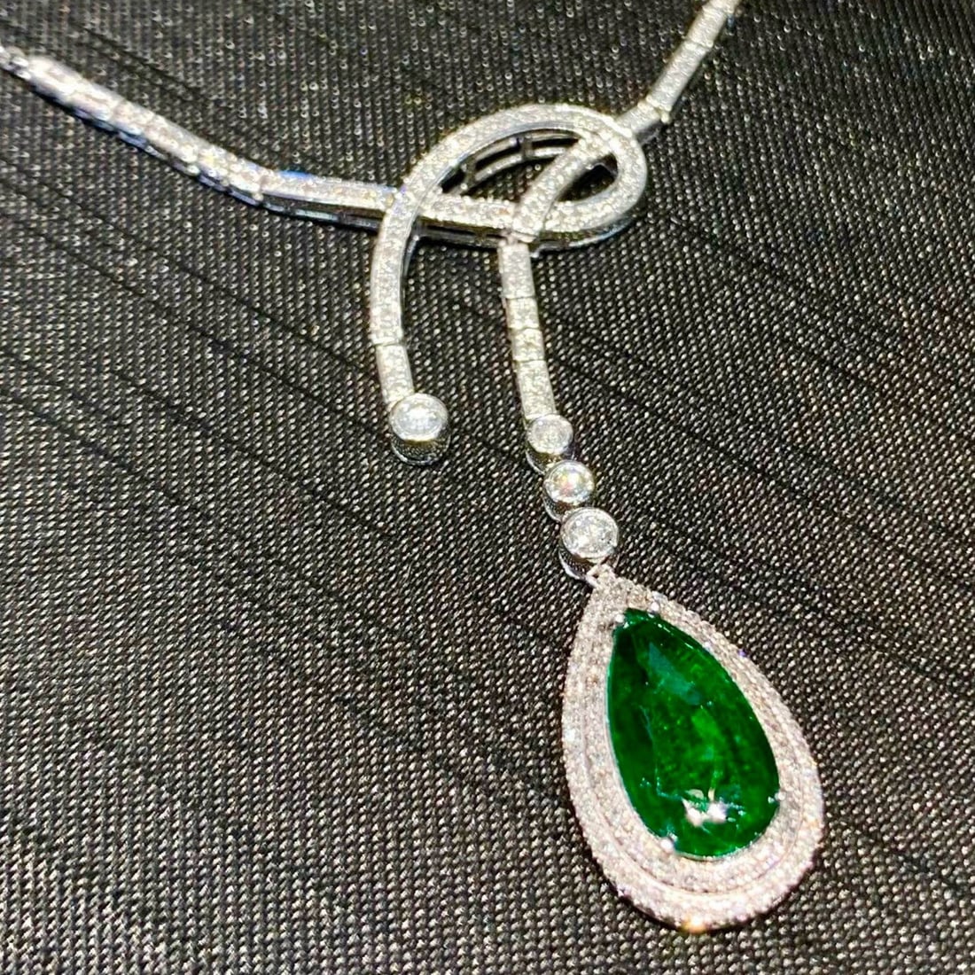 14k Gold 1.82 Ct Vivid Green Natural Emerald & Diamond Necklace: Ref:231176274gold // content:14k // goldmain // gemstone:emeraldshape:pearcarat // weight:1. 82ct // color:vivid // greentreatment:naturaladjacent // gemstone // 2 // : // diamondshape:roundclarity //