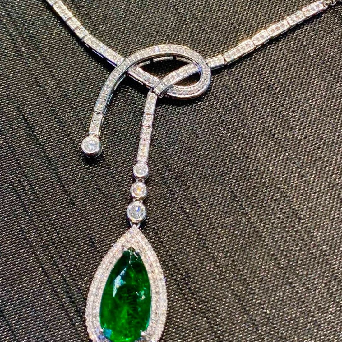 14k Gold 1.82 Ct Vivid Green Natural Emerald & Diamond Necklace - 2