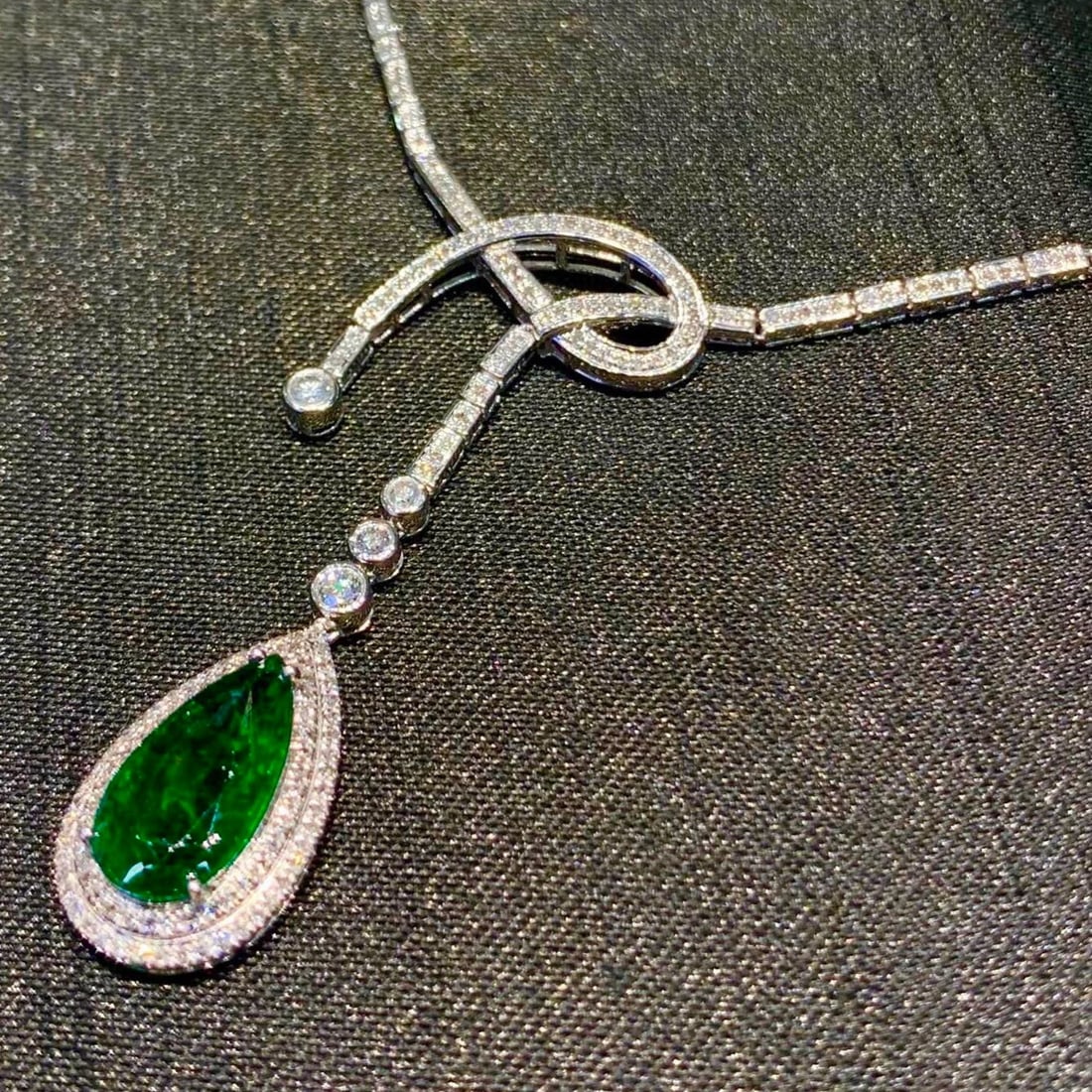 14k Gold 1.82 Ct Vivid Green Natural Emerald & Diamond Necklace - 4