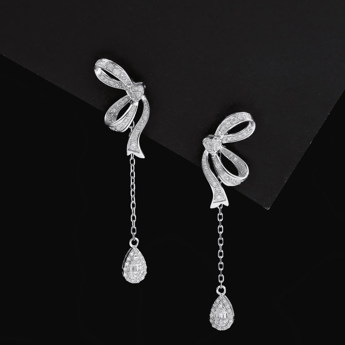 14k Gold 0.7 Ct Natural H Diamond Earrings: Ref:231176283gold // content:14k // goldmain // gemstone:diamondshape:multiplecarat // weight:0. 7ct // clarity // grade:vs-sicolor:htreatment:natural Condition: New Low Estimate: 2000.00 High