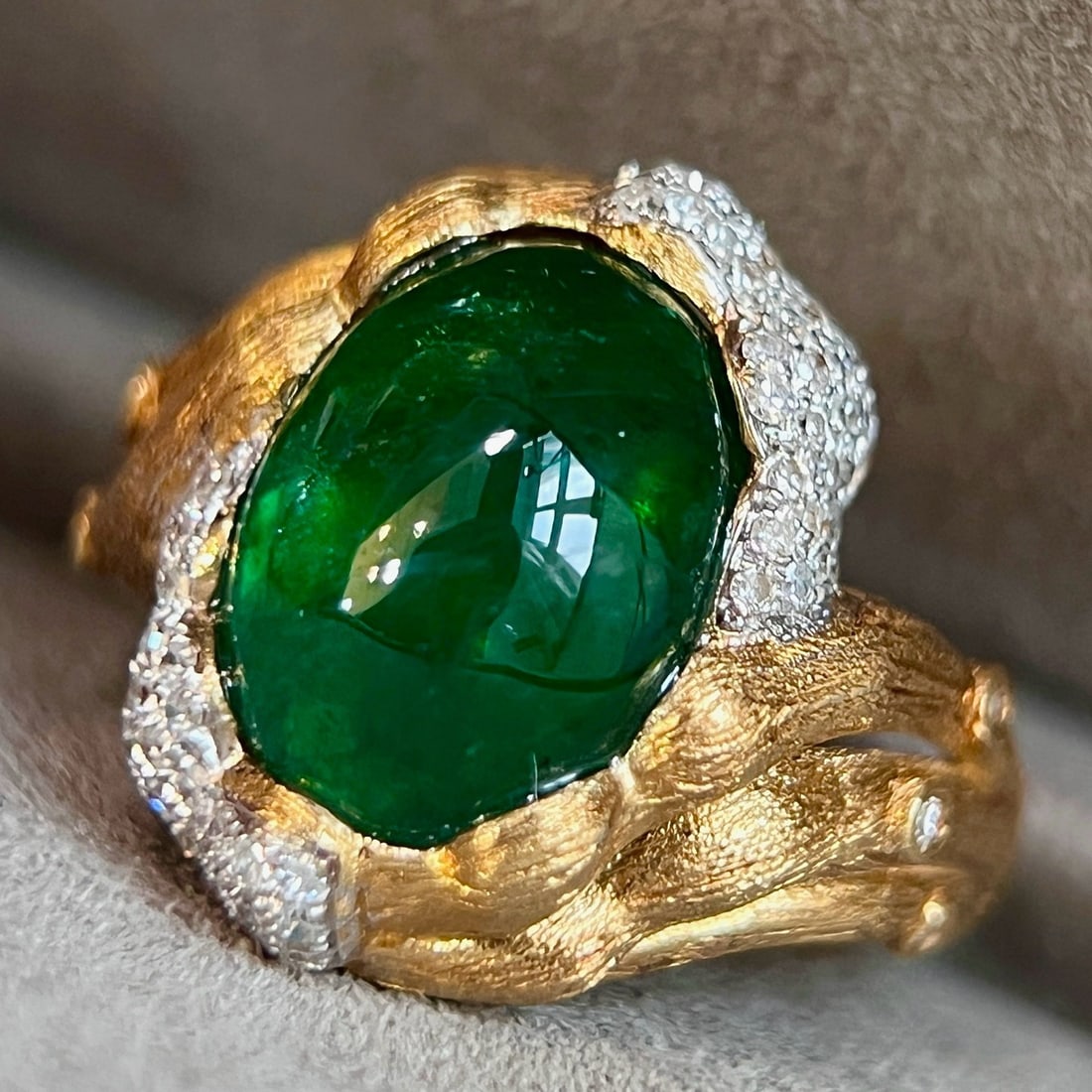 14k Gold 4.85 Ctw Vivid Green Natural Emerald & Diamond Ring: Ref:231176289gold // content:14k // goldring // size:7. 25usmain // gemstone:emeraldshape:ovalcarat // weight:4. 50ct // color:vivid // greentreatment:naturaladjacent // gemstone // 2 // : // diamonds