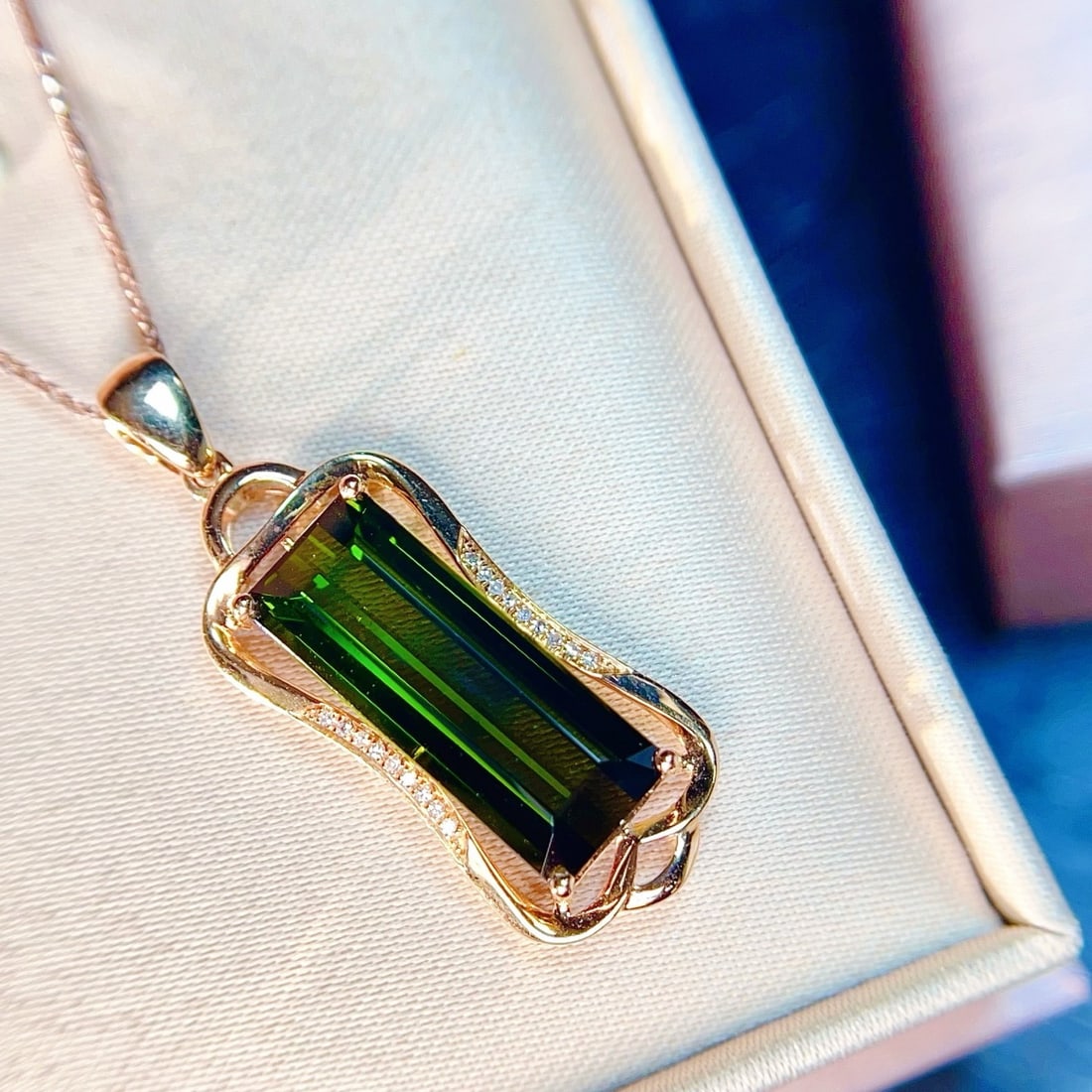 14k Gold 7.85 Ctw Natural Tourmaline & Diamond Pendant( Without Chain ): Ref:231176295gold // content:14k // goldmain // gemstone:tourmalineshape:octagonalcarat // weight:7. 8ct // color:greentreatment:naturaladjacent // gemstone // 2 // : // diamondnumber // of // stones: