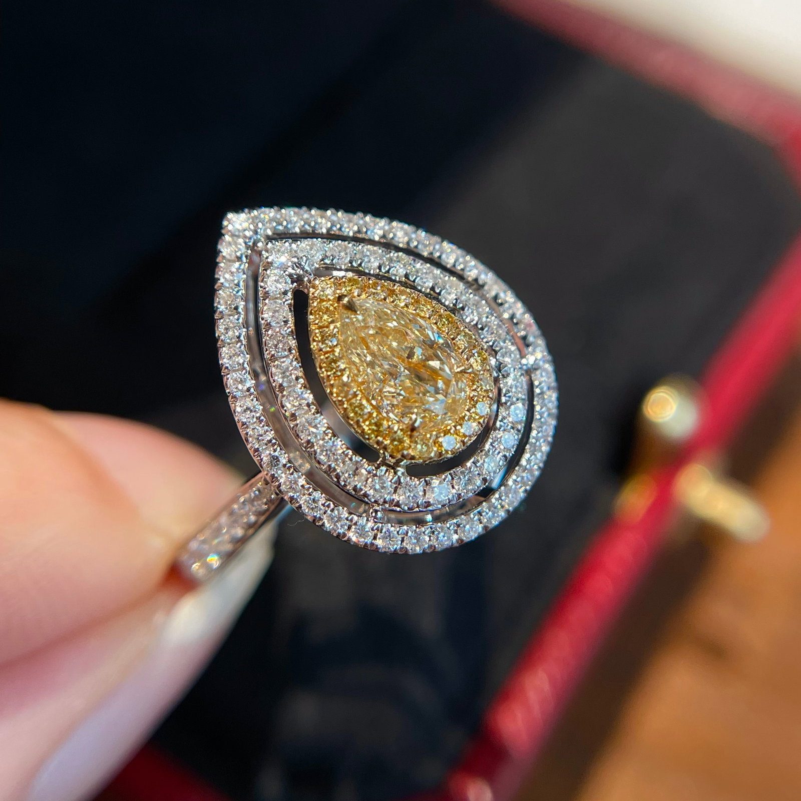 14k Gold 0.90 Ctw Natural Yellow Diamond & Diamond Ring - 4