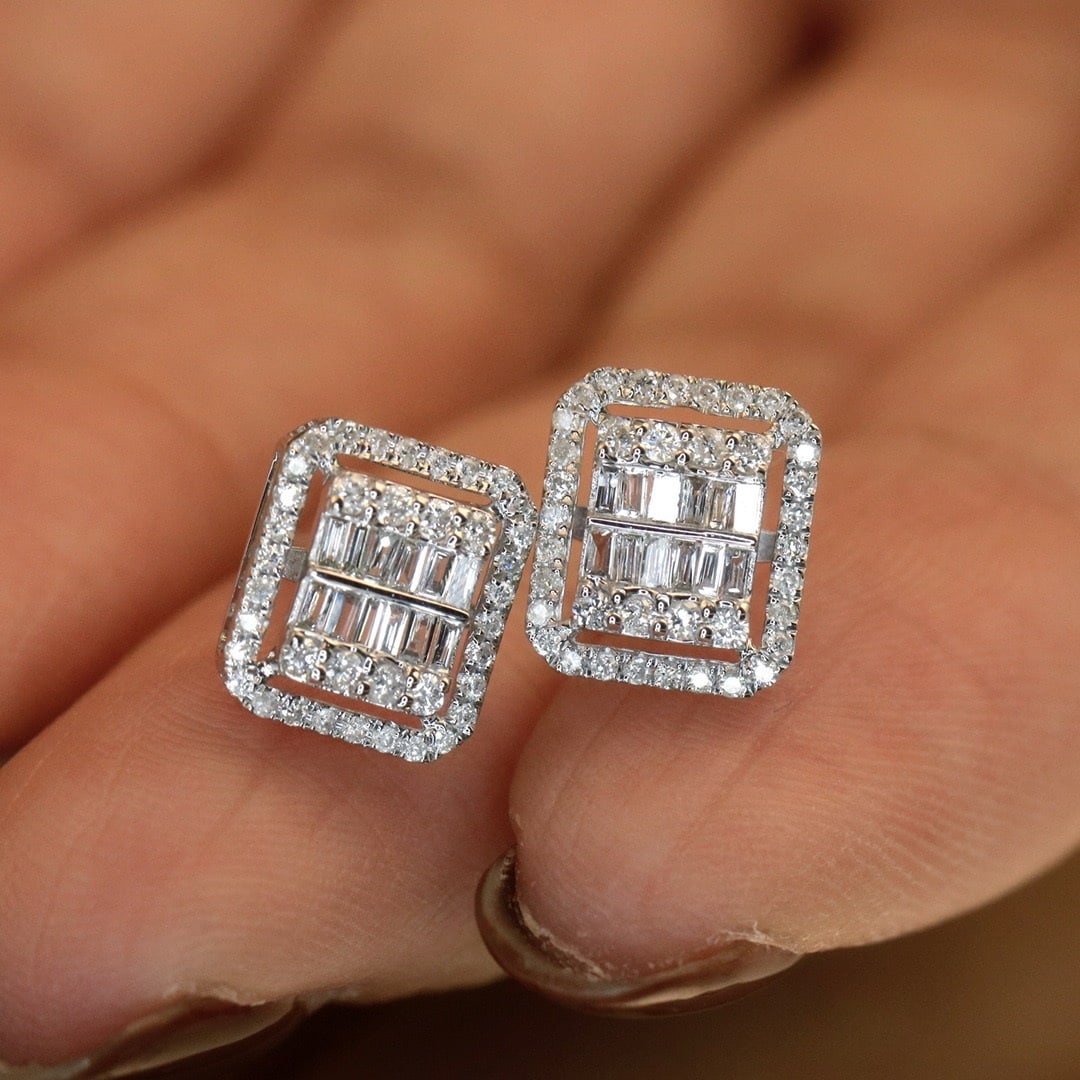14k Gold 0.5 Ct Natural H Diamond Earrings: Ref:231176327gold // content:14k // goldmain // gemstone:diamondshape:multiplecarat // weight:0. 5ct // clarity // grade:vs-sicolor:htreatment:natural Condition: New Low Estimate: 1900.00 High