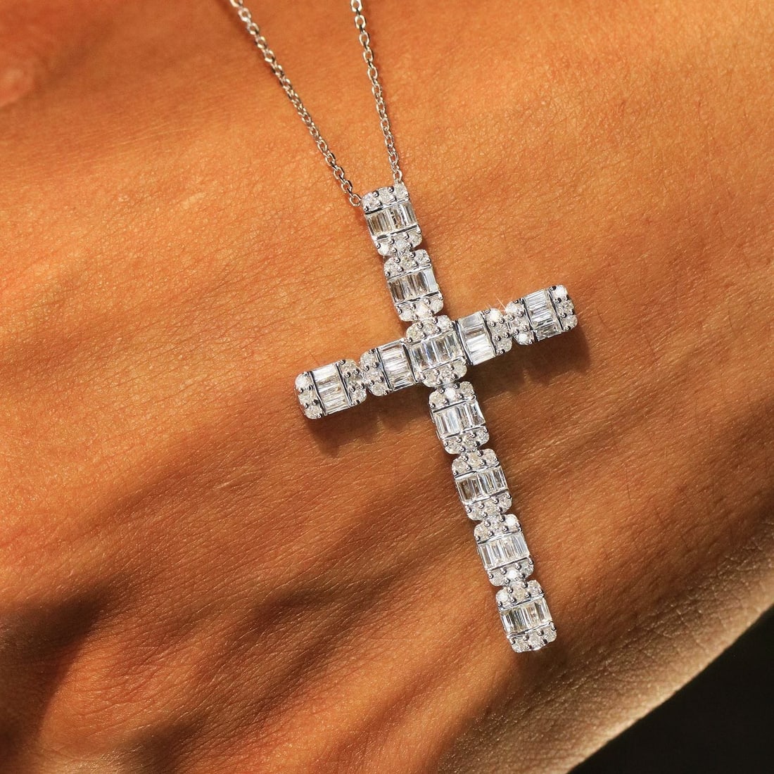 14k Gold 1 Ct Natural H Diamond Necklace: Ref:231176328gold // content:14k // goldmain // gemstone:diamondshape:multiplecarat // weight:1ct // clarity // grade:vs-sicolor:htreatment:natural Condition: New Low Estimate: 4800.00 High Estimate: