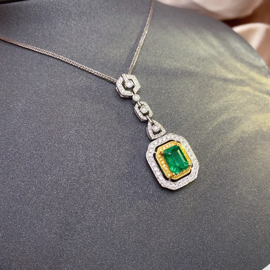14k Gold 1.55 Ct Vivid Green Natural Emerald & Diamond Pendant( Without Chain ) - 3