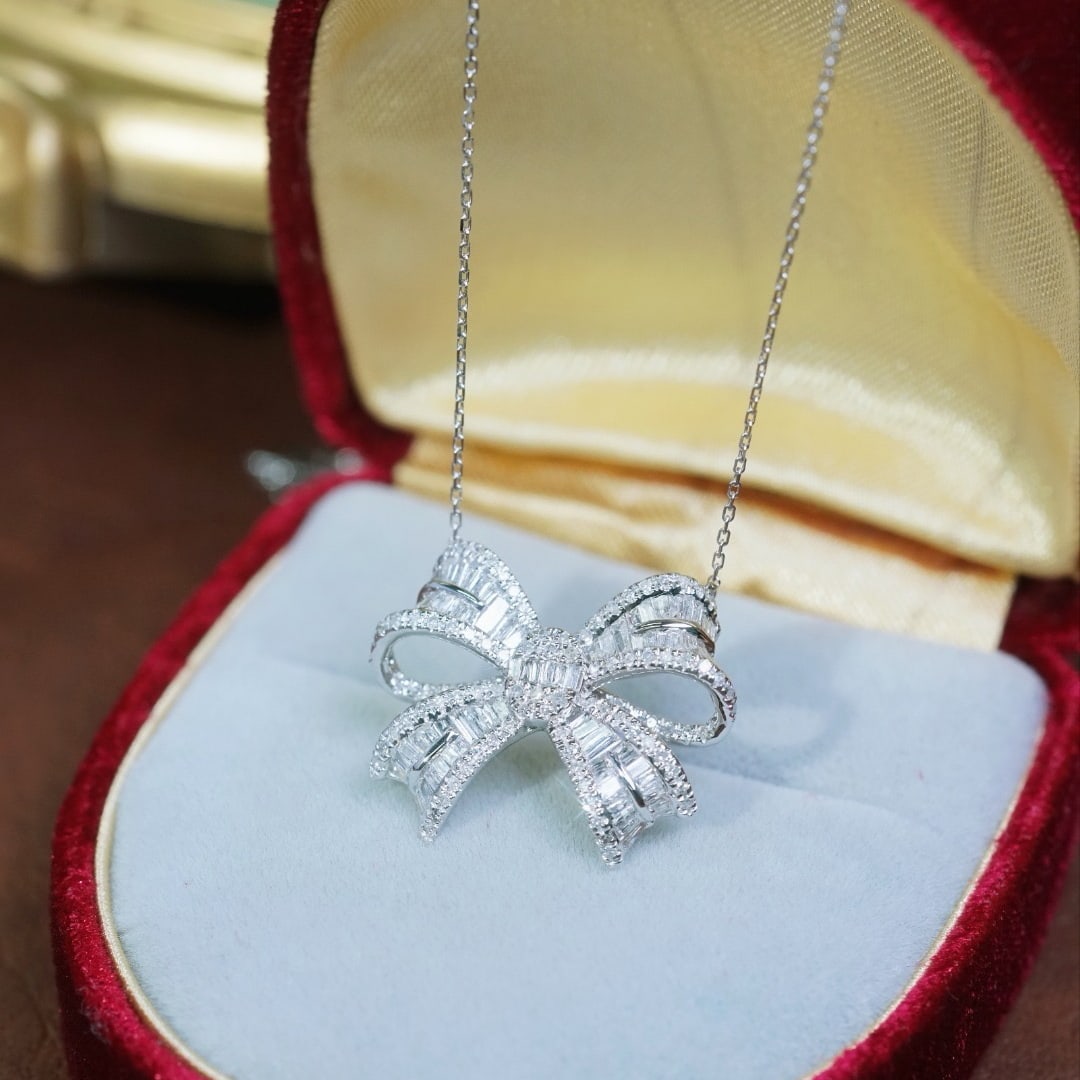 14k Gold 1.00 Ct Natural H Diamond Necklace: Ref:231176352gold // content:14k // goldmain // gemstone:diamondshape:multiplecarat // weight:1. 00ct // clarity // grade:vs-sicolor:htreatment:natural Condition: New Low Estimate: 3700.00 High Estima