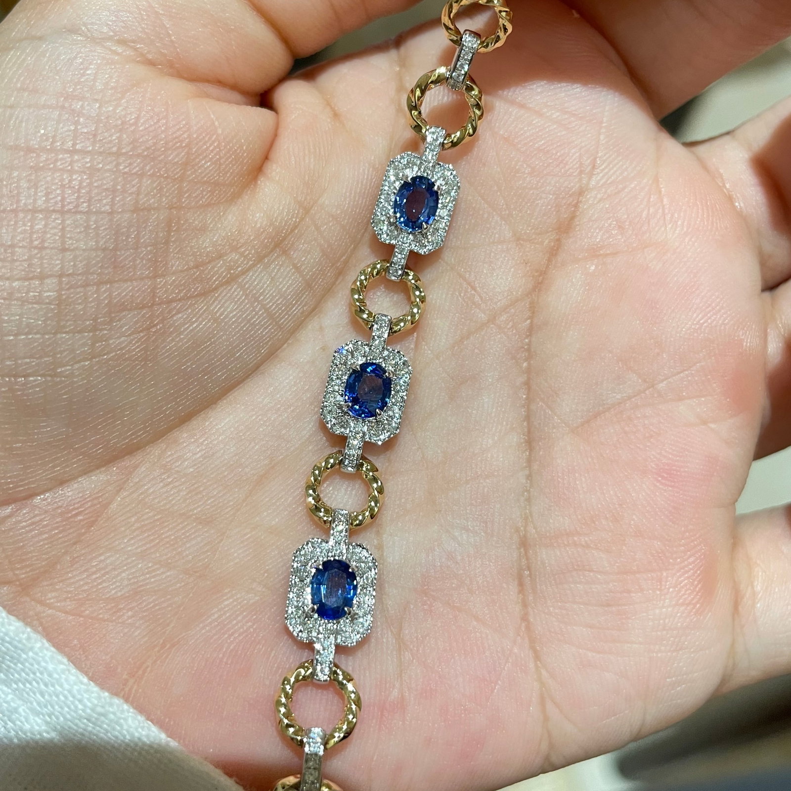 14k Gold 1.25 Ct Natural Sapphire & Diamond Bracelet: Ref:231176368gold // content:14k // goldmain // gemstone:sapphireshape:ovalcarat // weight:1. 25ct // color:cornflower // bluetreatment:naturaladjacent // gemstone // 2 // : //