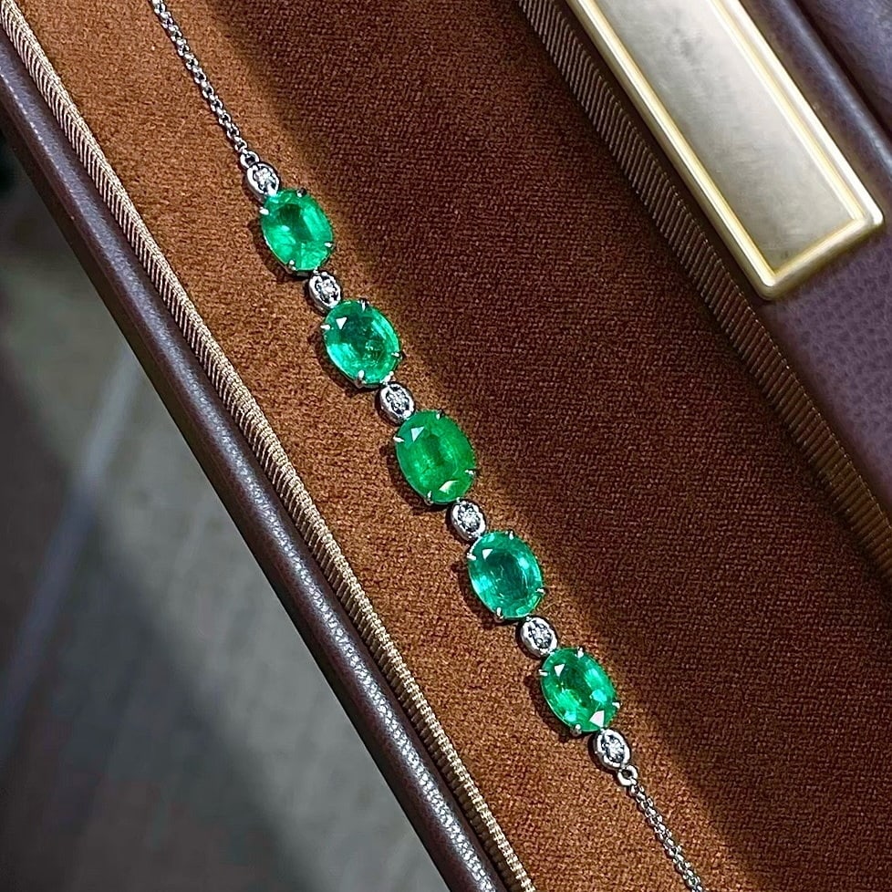 14k Gold 6.35 Ct Natural Emerald & Diamond Bracelet: Ref:231176374gold // content:14k // goldmain // gemstone:emeraldshape:ovalcarat // weight:6. 35ct // color:greentreatment:naturaladjacent // gemstone // 2 // : // diamondnumber // of //