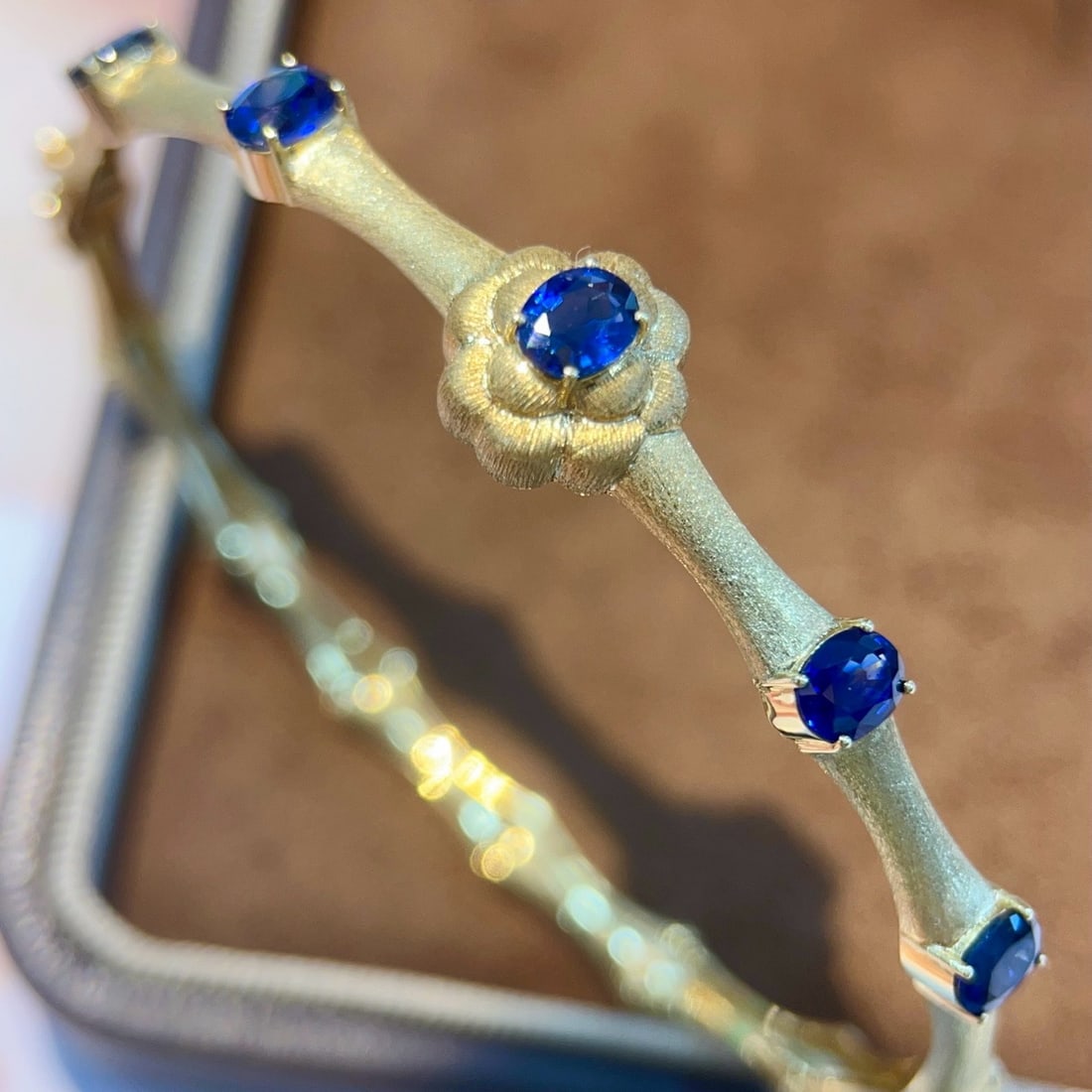 14k Gold 2.35 Ct Natural Sapphire Bangle: Ref:231176386gold // content:14k // goldmain // gemstone:sapphireshape:ovalcarat // weight:2. 35ct // color:bluetreatment:natural