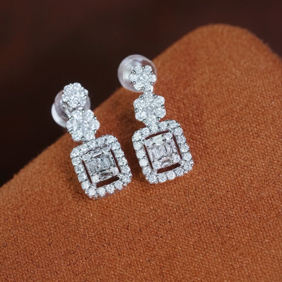 14k Gold 1.00 Ct Natural H Diamond Earrings: Ref:231176414gold // content:14k // goldmain // gemstone:diamondshape:multiplecarat // weight:1. 00ct // clarity // grade:vs-sicolor:htreatment:natural High Estimate: 4300 Condition: New Low Estimate: