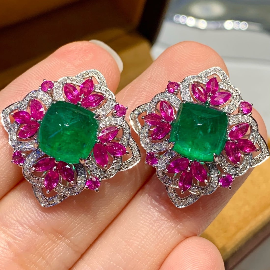 14k Gold 6.5 Ct Natural Emerald & Diamond Earrings: Ref:231176421gold // content:14k // goldmain // gemstone:emeraldshape:sugar-loafcarat // weight:6. 5ct // color:greentreatment:naturaladjacent // gemstone // 2 // : // diamondshape:roundclarity //