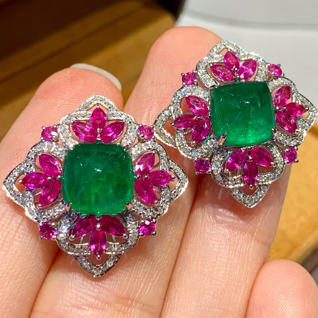 14k Gold 6.5 Ct Natural Emerald & Diamond Earrings - 4