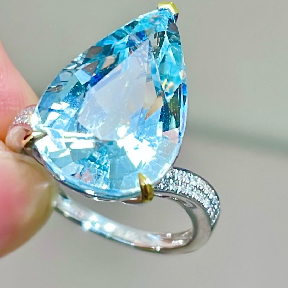 14k Gold 8.85 Ct Natural Aquamarine & Diamond Ring - 4
