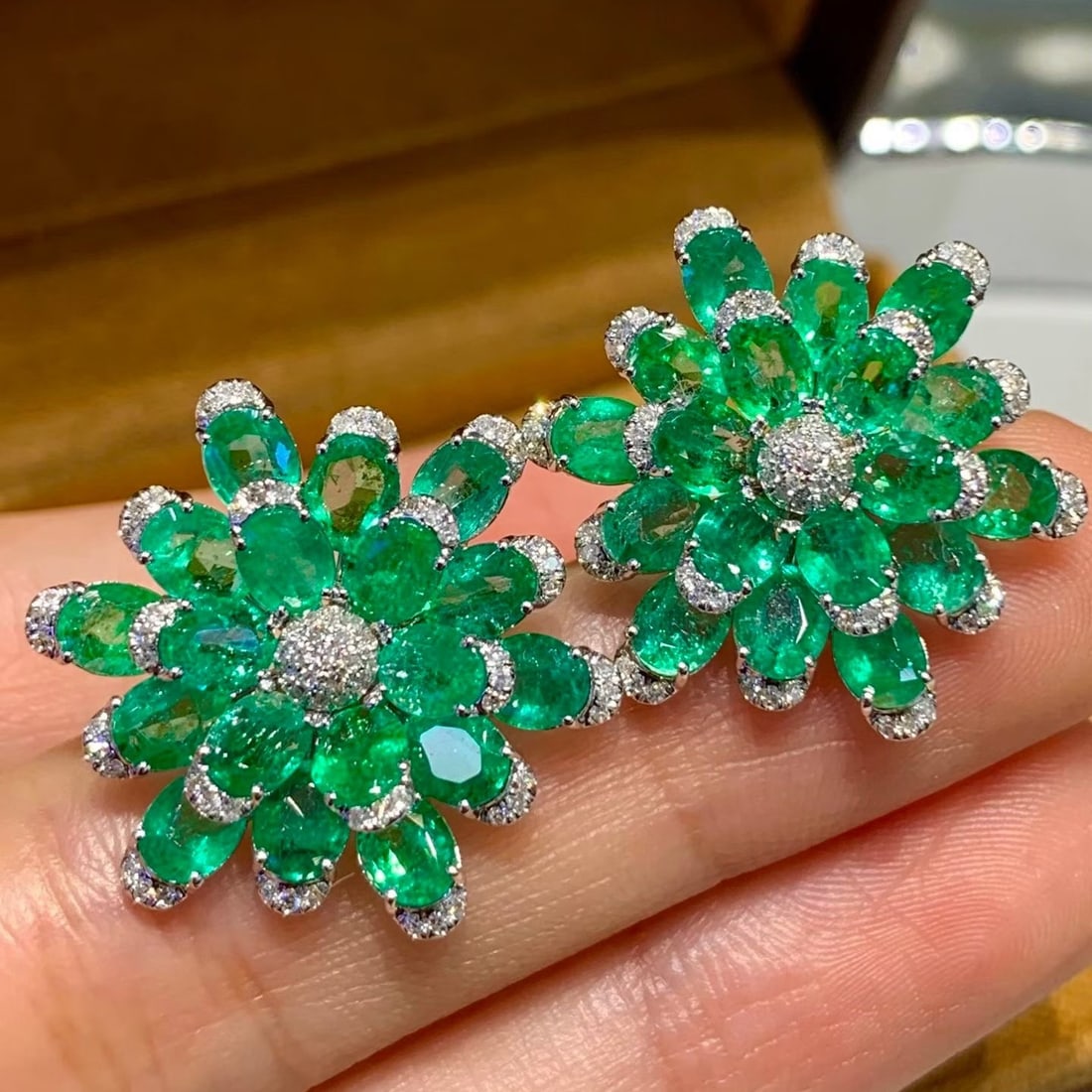 14k Gold 8.00 Ct Natural Emerald & Diamond Earrings: Ref:231177001 // gold content:14k gold // main gemstone:emerald // shape:oval // carat weight:8. 00ct // color:green // treatment:natural // // adjacent gemstone 2 : diamond // shape:round // clarity