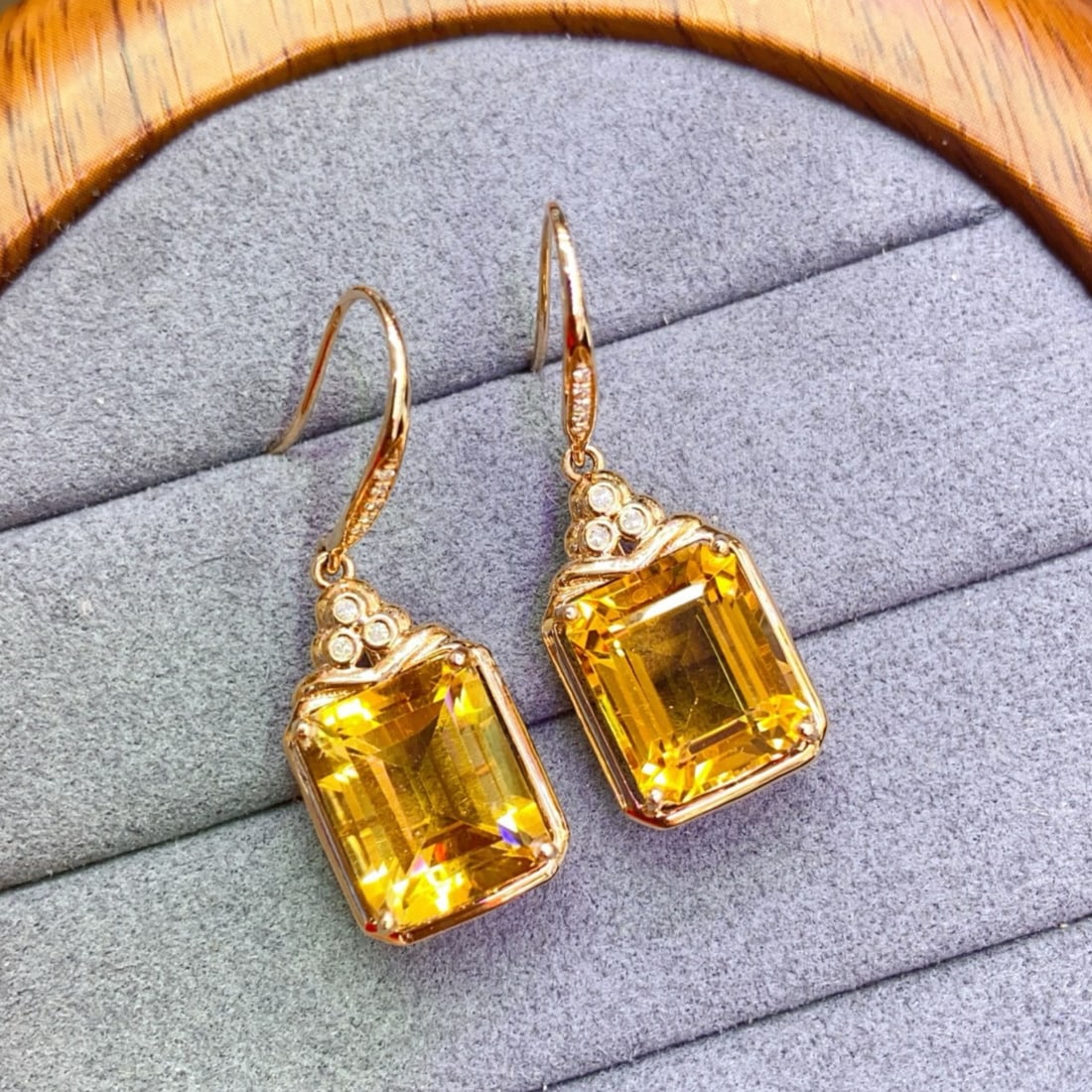 14k Gold 9.2 Ct Natural Citrine & Diamond Earrings: Ref:231177025 // gold content:14k gold // main gemstone:citrine // shape:octagonal // carat weight:9. 2ct // color:yellow // treatment:natural // // adjacent gemstone 2 : diamond // number of stones:1