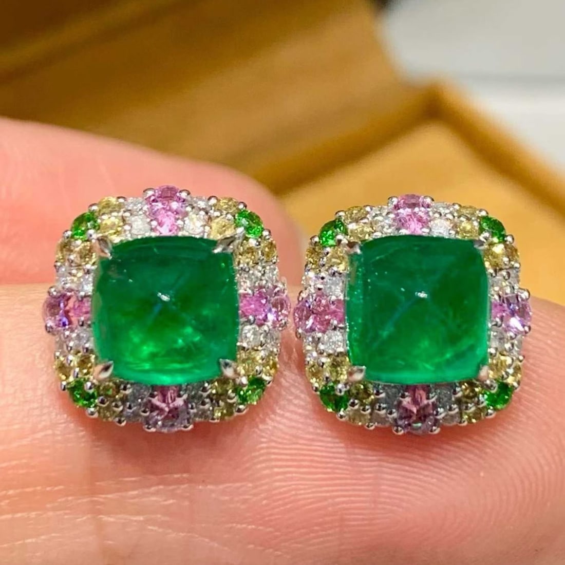 14k Gold 2.4 Ct Natural Emerald & Coloured Gemstone Earrings: Ref:231177030 // gold content:14k gold // main gemstone:emerald // shape:sugar-loaf // carat weight:2. 4ct // color:green // treatment:natural // // adjacent gemstone 2 : coloured gemstone //
