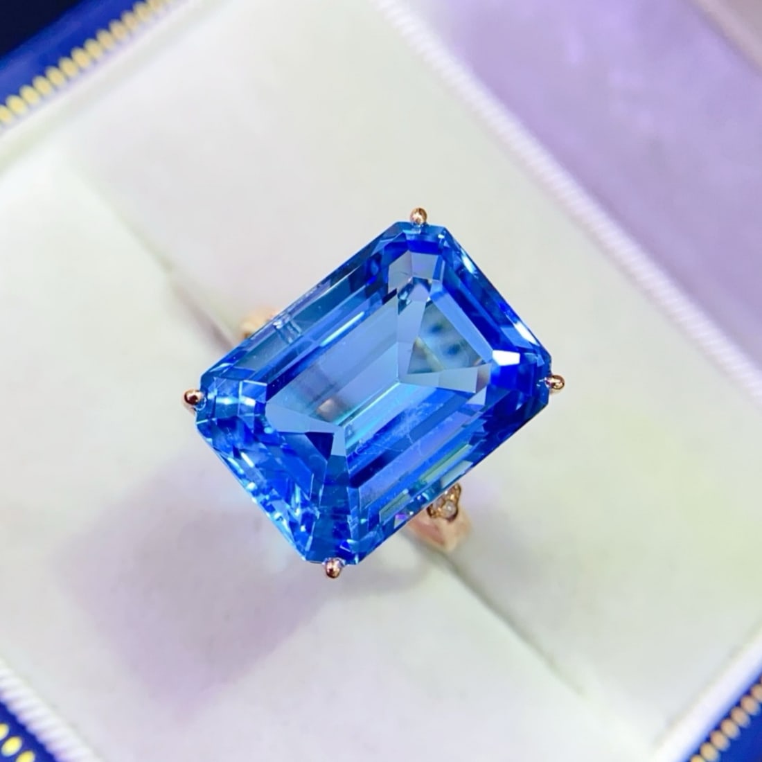 14k Gold 15.42 Ctw Natural Topaz & Diamond Ring: Ref:231177057 // gold content:14k gold // ring size:7. 25us // // main gemstone:topaz // shape:octagonal // carat weight:15. 4ct // color:blue // treatment:natural // // adjacent gemstone 2 : diamond