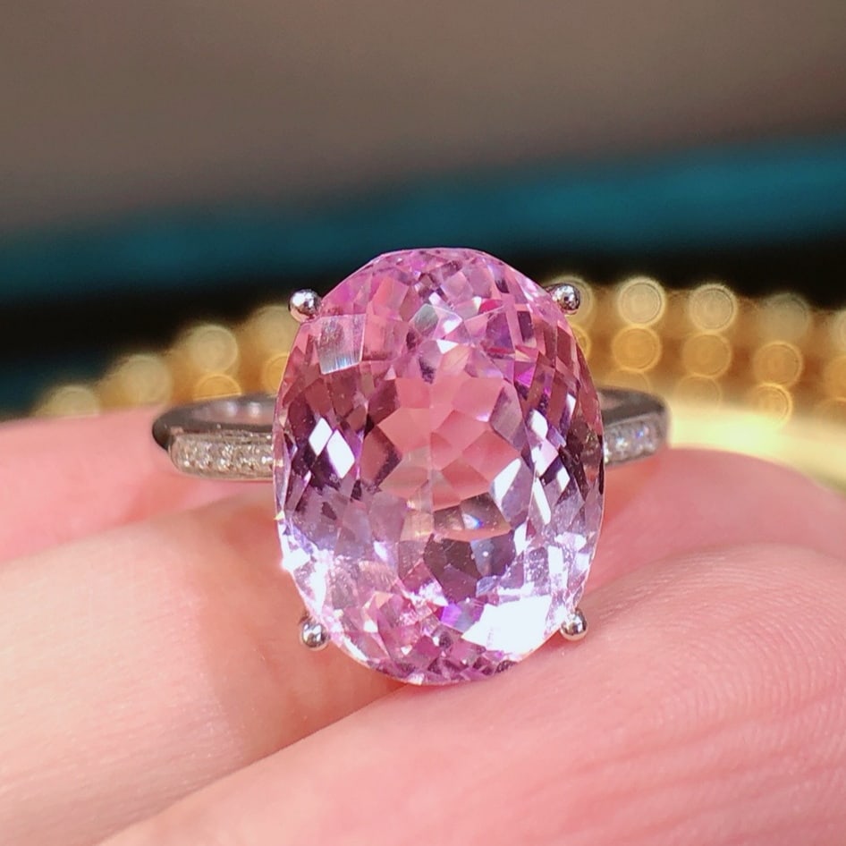 14k Gold 9.4 Ct Natural Kunzite & Diamond Ring: Ref:231177109 // gold content:14k gold // ring size:7. 25us // // main gemstone:kunzite // shape:oval // carat weight:9. 4ct // color:pink // treatment:natural // // adjacent gemstone 2 : diamond //