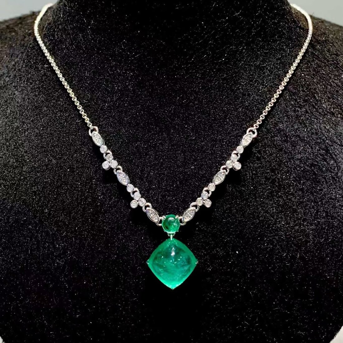 14k Gold 4.05 Ct Natural Emerald & Diamond Necklace: Ref:231177131 // gold content:14k gold // main gemstone:emerald // number of stones:2 // shape:multiple // carat weight:4. 05ct // color:green // treatment:natural // // adjacent gemstone 2 : diamond