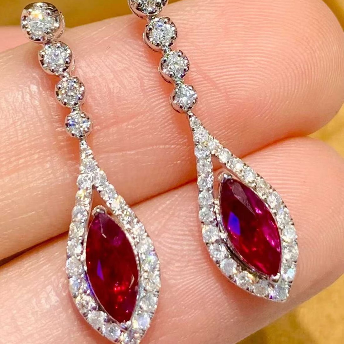 14k Gold 1.05 Ct Natural Ruby & Diamond Earrings: Ref:231177132 // gold content:14k gold // main gemstone:ruby // number of stones:2 // shape:marquise // carat weight:1. 05ct // color:red // treatment:natural // // adjacent gemstone 2 : diamond // sh