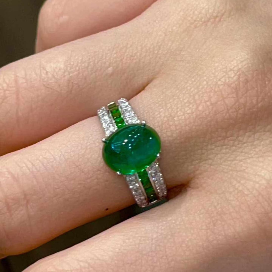 14k Gold 4.5 Ct Natural Emerald & Diamond Ring - 2