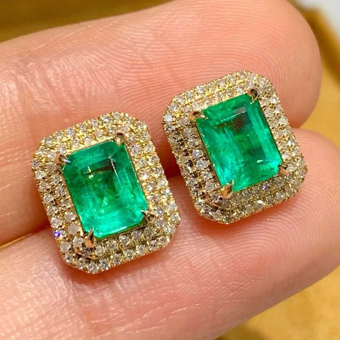 14k Gold 1.6 Ct Natural Emerald & Diamond Earrings: Ref:231177136 // gold content:14k gold // main gemstone:emerald // number of stones:2 // shape:octagonal // carat weight:1. 6ct // color:green // treatment:natural // // adjacent gemstone 2 : diamond