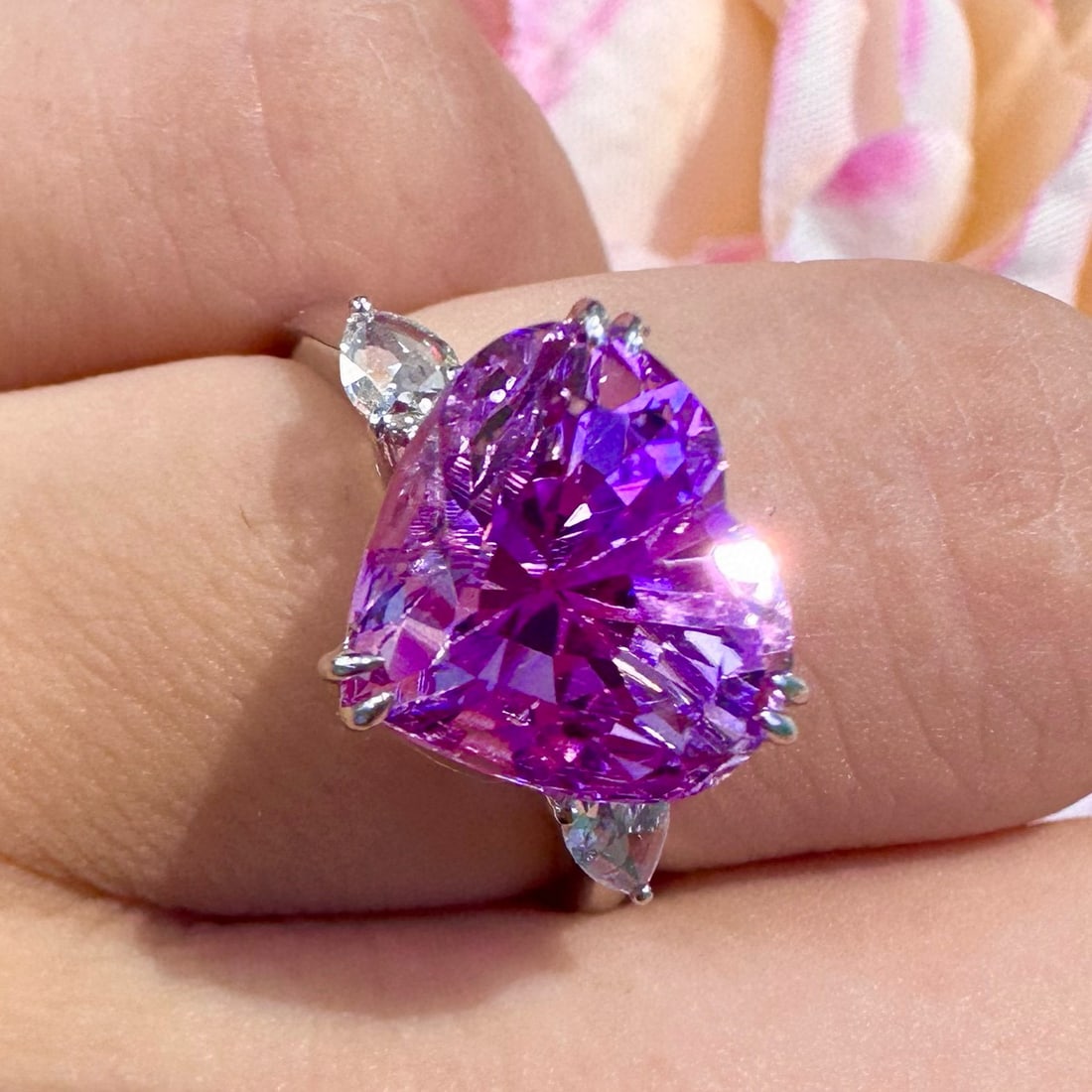 14k Gold 6.08 Ct Natural Kunzite & Diamond Ring: Ref:231177157 // gold content:14k gold // ring size:7. 25us // // main gemstone:kunzite // shape:heart // carat weight:6. 08ct // color:purple // treatment:natural // // adjacent gemstone 2 : diamond
