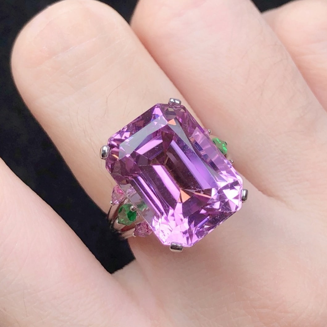 14k Gold 18.56 Ctw Natural Kunzite & Coloured Gemstone Ring: Ref:231177205 // gold content:14k gold // ring size:7. 25us // // main gemstone:kunzite // shape:octagonal // carat weight:17. 78ct // color:pinkish purple // treatment:natural // // adjacent gemstone
