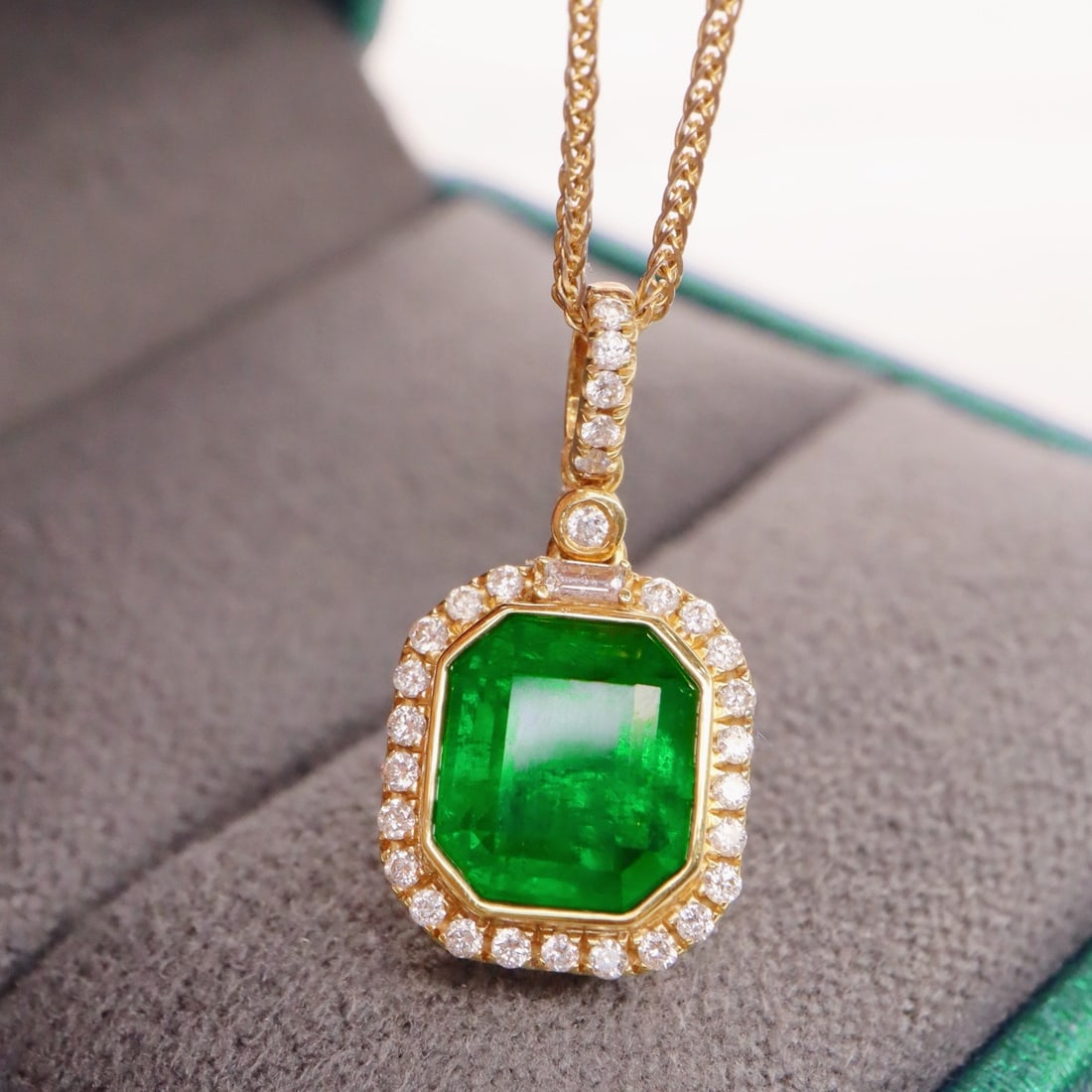 14k Gold 2.05 Ctw Vivid Green Natural Emerald & Diamond Pendant( Without Chain ): Ref:231178014 // gold content:14k gold // main gemstone:emerald // shape:octagonal // carat weight:1. 90ct // color:vivid green // treatment:natural // // adjacent gemstone 2 : diamond // shape:round