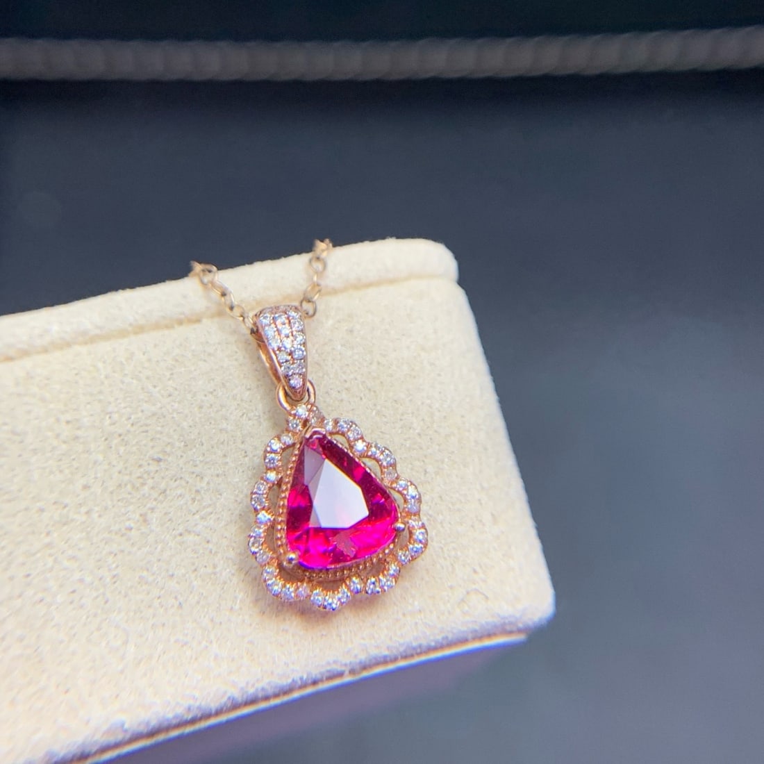 14k Gold 1.4 Ct Natural Tourmaline & Diamond Pendant( Without Chain ): Ref:231178020 // gold content:14k gold // main gemstone:tourmaline // shape:pear // carat weight:1. 4ct // color:red // treatment:natural // // adjacent gemstone 2 : diamond // shape:round // clarity