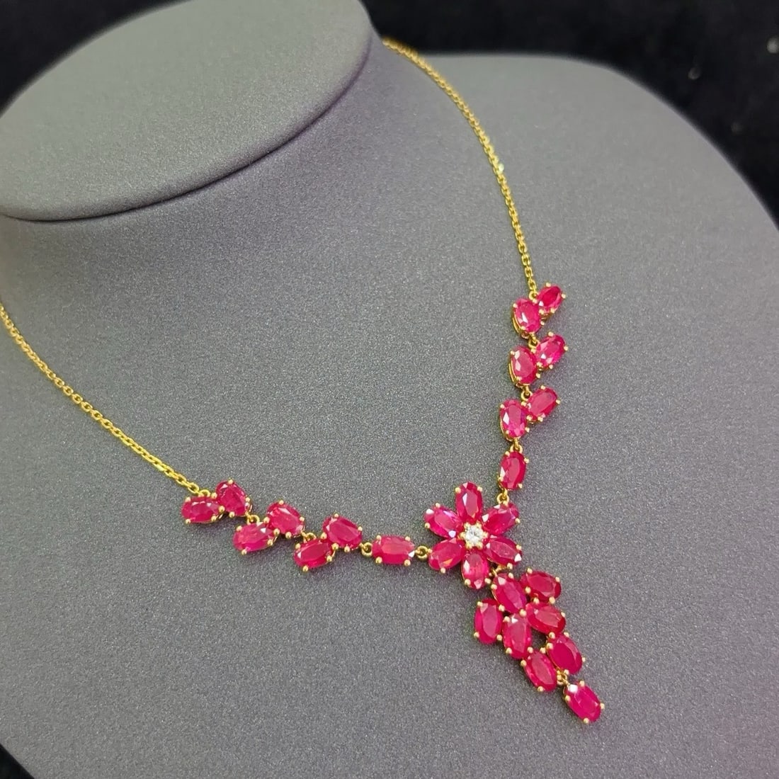 14k Gold 10.50 Ct Natural Ruby & Sapphire Necklace: Ref:231178030 // gold content:14k gold // main gemstone:ruby // shape:oval // carat weight:10. 50ct // color:red // treatment:natural // // adjacent gemstone 2 : sapphire // number of stones:1 // shap