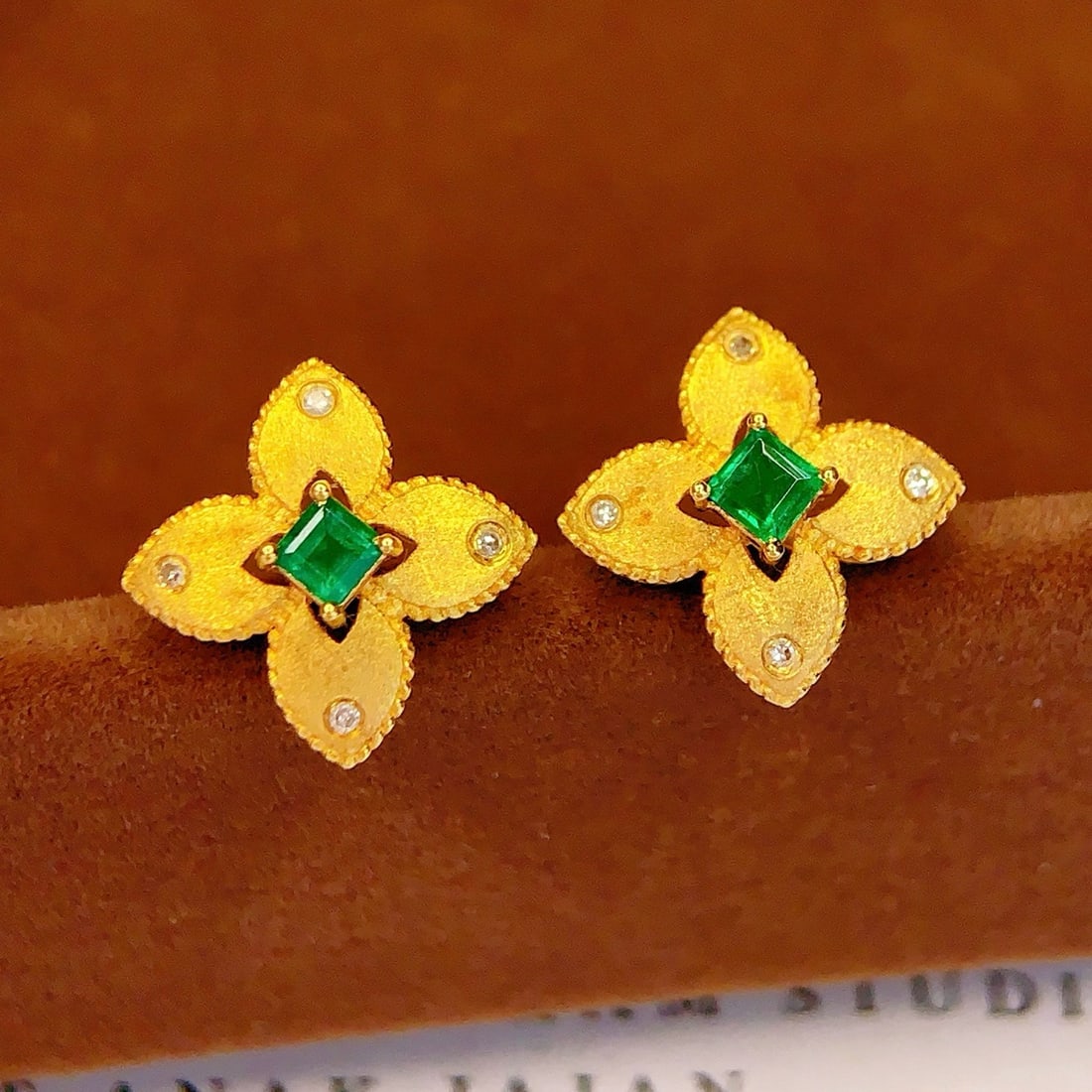 14k Gold 0.4 Ct Vivid Green Natural Emerald & Diamond Earrings: Ref:231178031 // gold content:14k gold // main gemstone:emerald // shape:square // carat weight:0. 4ct // color:vivid green // treatment:natural // // adjacent gemstone 2 : diamond // number of