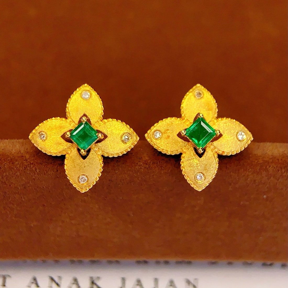 14k Gold 0.4 Ct Vivid Green Natural Emerald & Diamond Earrings - 4