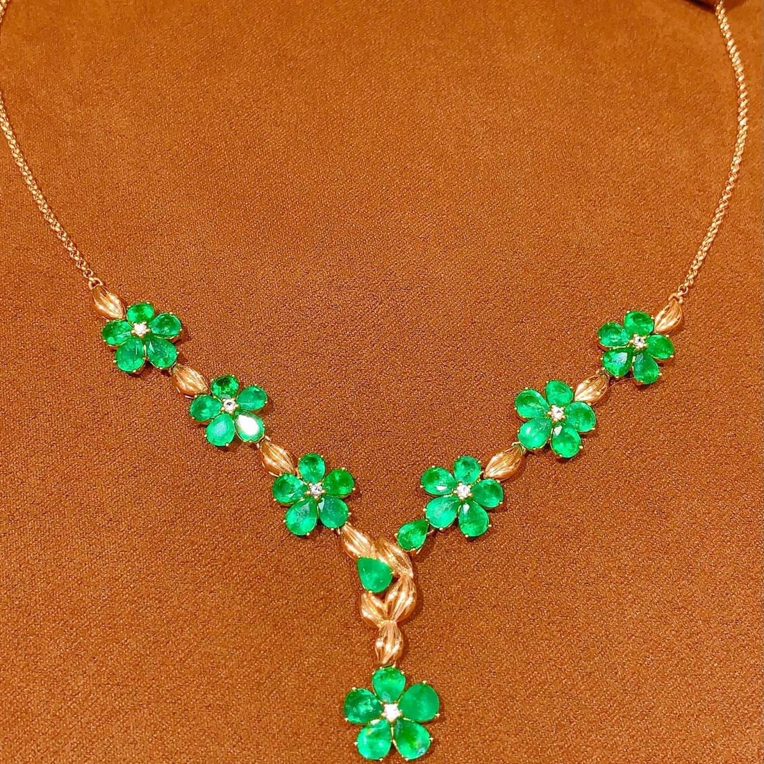 14k Gold 12.75 Ct Natural Emerald & Sapphire Necklace: Ref:231178047 // gold content:14k gold // main gemstone:emerald // shape:pear // carat weight:12. 75ct // color:green // treatment:natural // // adjacent gemstone 2 : sapphire // number of stones:7