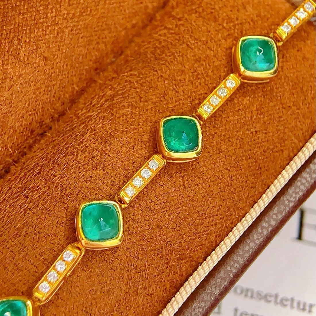 14k Gold 7.25 Ct Natural Emerald & Diamond Bracelet: Ref:231178048 // gold content:14k gold // main gemstone:emerald // shape:sugar-loaf // carat weight:7. 25ct // color:green // treatment:natural // // adjacent gemstone 2 : diamond // number of stones: