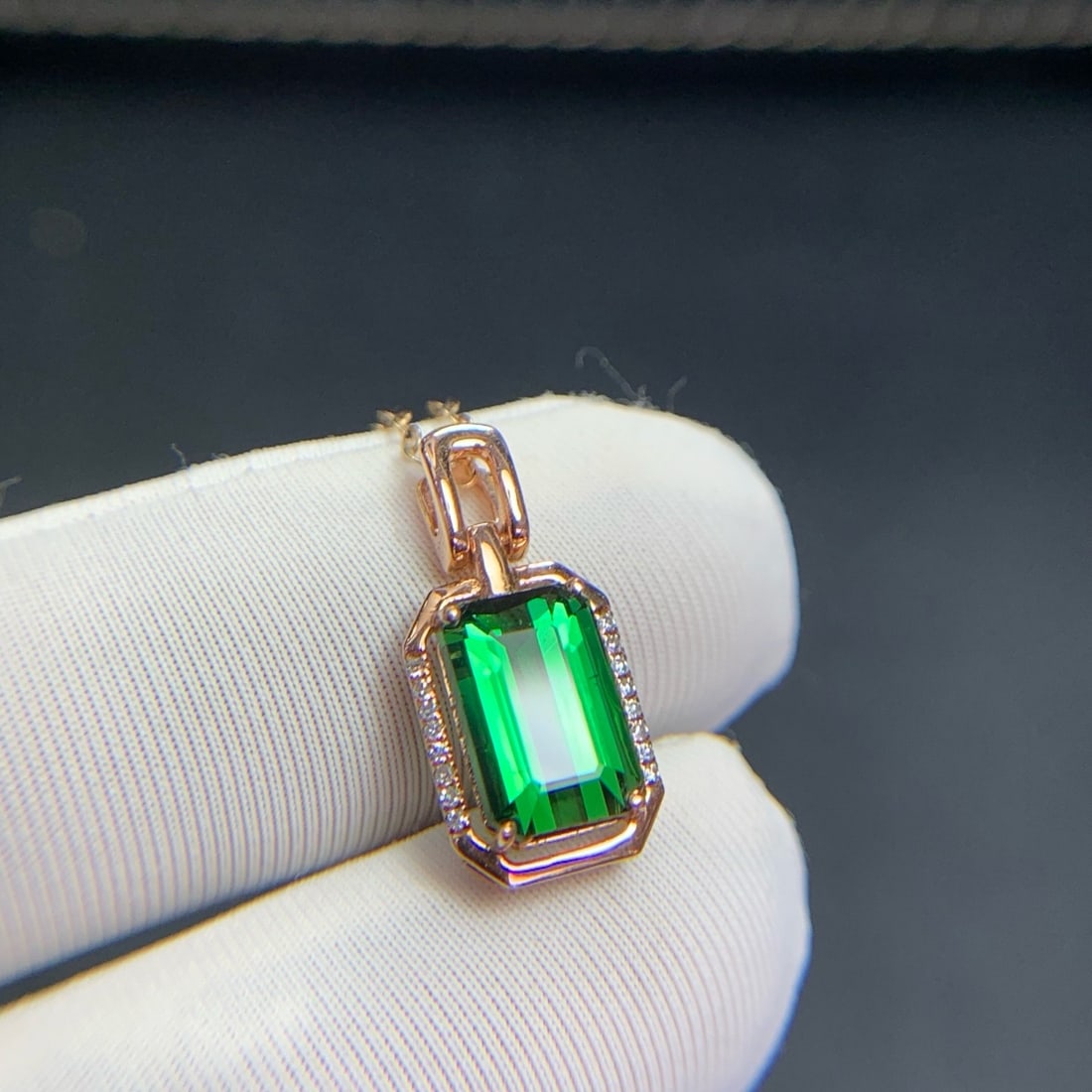 14k Gold 2.5 Ct Natural Tourmaline & Diamond Pendant( Without Chain ): Ref:231178049 // gold content:14k gold // main gemstone:tourmaline // shape:octagonal // carat weight:2. 5ct // color:green // treatment:natural // // adjacent gemstone 2 : diamond // shape:round //
